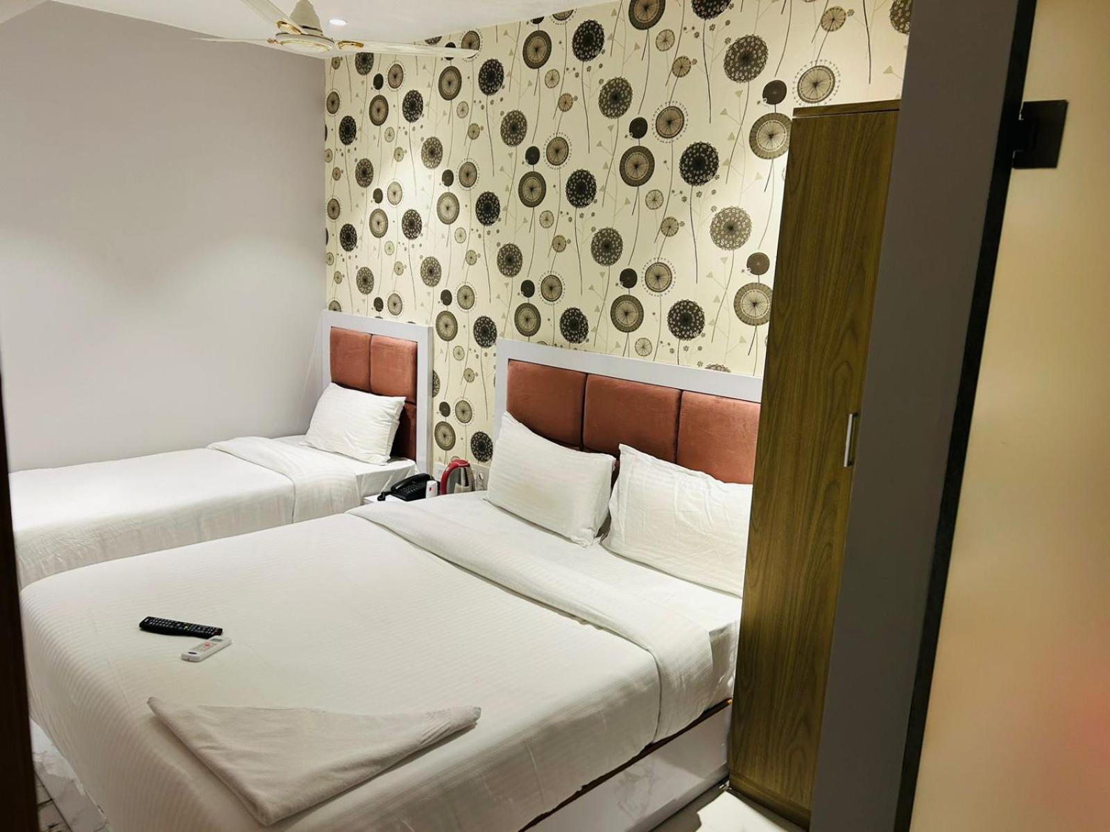 Grand Dyad Hotel - Near Kokilaben Hospital Andheri West Mumbai Exterior photo